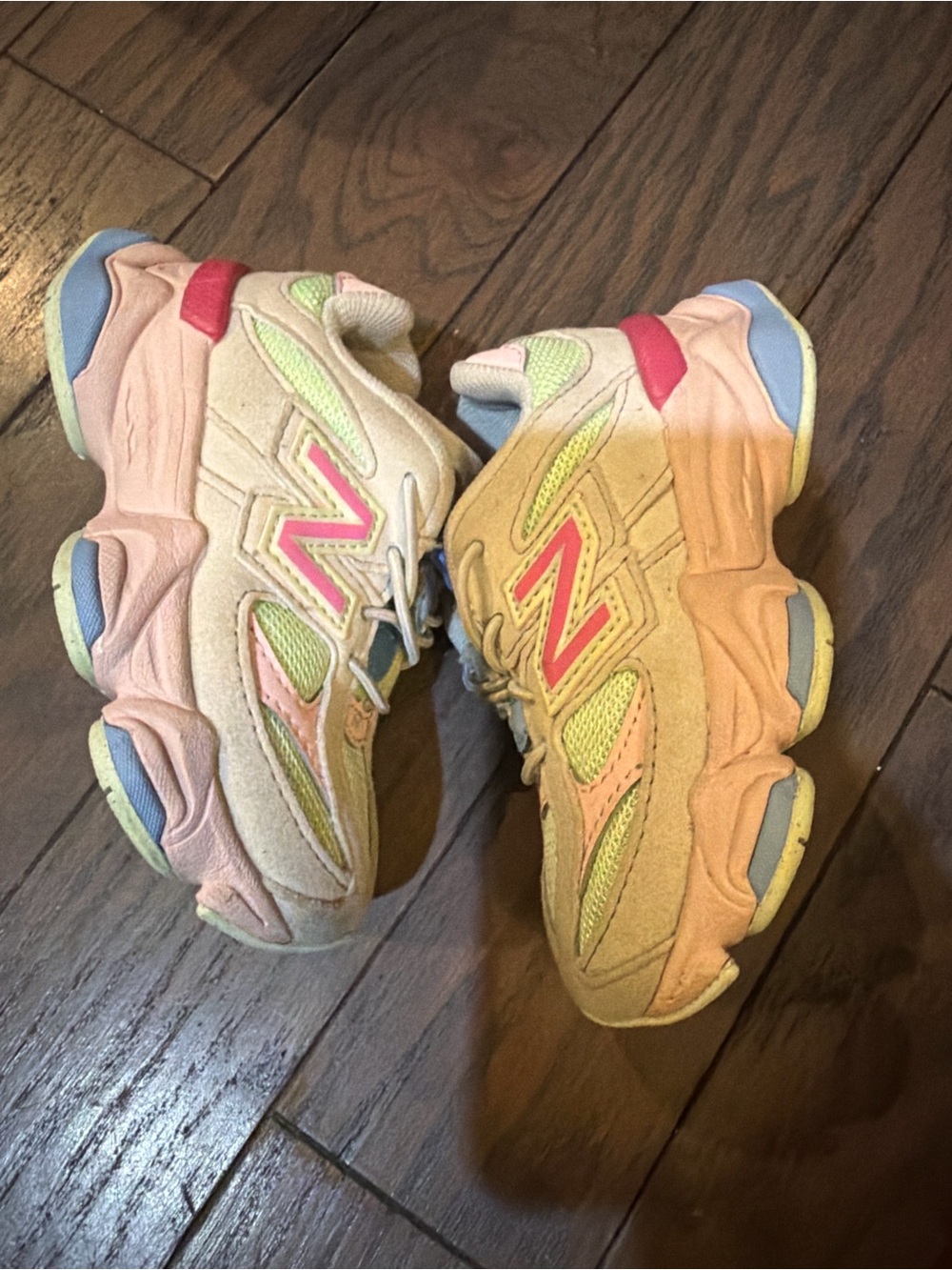 New Balance Unisex 9060 Sneakers Pink Beige girl sz 7